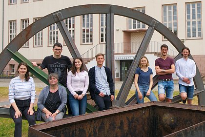 Arbeitsgruppe Geographiedidaktik (von links nach rechts): Klara-Sophie Aurin,
Heike Barthel, Maximilian Breuer, Jolina Ulbricht, Dr. Jochen Laub, Janna Enzmann,
Florian Woithe, Fabian Oertel; nicht anwesend: Prof. Dr. Martin Lindner, Alma
Reinboth